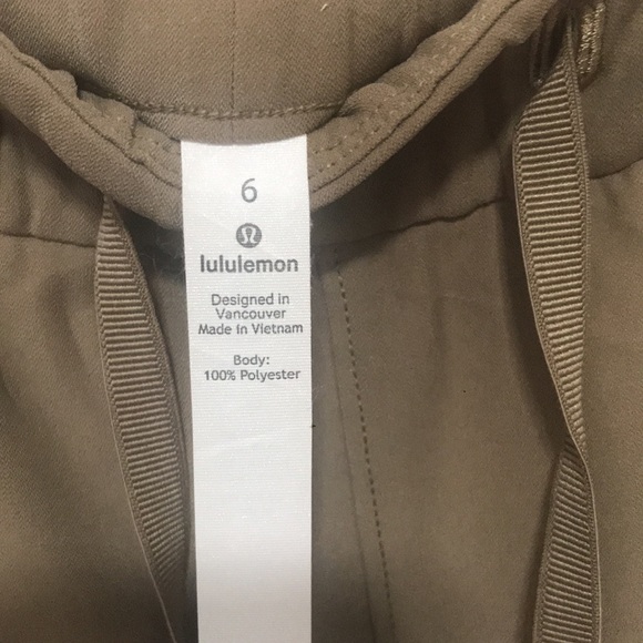 Lululemon on the Fly woven SZ 6 capri length - Picture 4 of 6